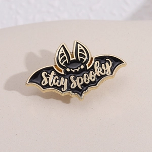 Broche chauve-souris Halloween vintage en émail avec texte Stay Spooky noir et doré