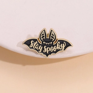 Broche Chauve-Souris en Émail Gothique Halloween Lettrage Stay Spooky Alliage Noir Or Badge pour Femmes Hommes Bijoux de Mode