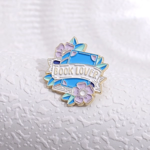 Broche fleur en émail mignonne avec bannière Book Lover sur fond blanc texturé