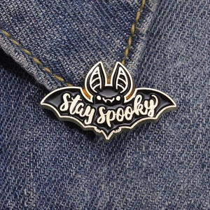 Pin's chauve-souris gothique en émail avec texte Stay Spooky sur jean