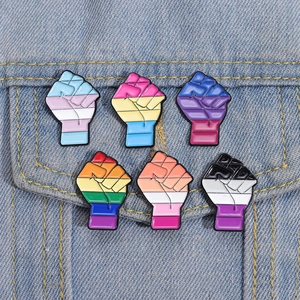 Detalle de 6 pines de esmalte LGBTQ+ Pride en el bolsillo de una chaqueta vaquera