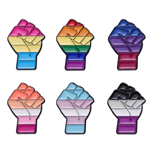 Juego de seis pines de esmalte con puño de orgullo y colores LGBTQ+ con bordes de aleación