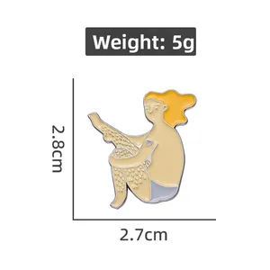 Dettaglio di una spilla cartoon con dimensioni 2,8 x 2,7 cm e un peso di 5 grammi totali