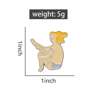 Dettaglio della spilla smaltata dimensioni 1x1 pollice e peso 5g con design ragazza dai capelli gialli
