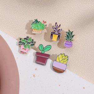 Set mit sechs süßen Sukkulenten- und Kaktus-Emaille-Pins mit goldenen Details