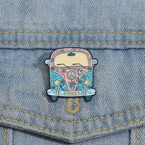 Broche en émail bus hippie rétro avec motifs fleurs et cœurs sur veste en jean