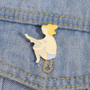 Spilla smaltata con ragazza dai capelli gialli e illustrazione creativa su denim