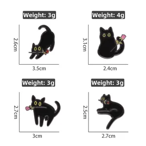 Dimensions et poids détaillés de quatre épingles en émail de chat noir avec roses