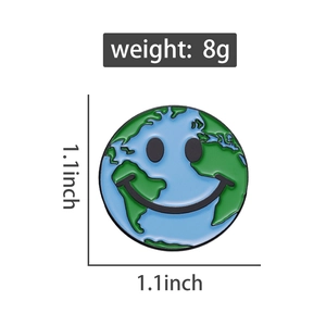 Vue détaillée du pin's émaillé Terre smiley de 1,1 pouce avec spécification de poids 8g