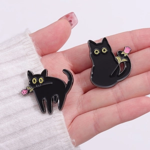 Lot de broches chat noir en émail avec roses roses et yeux jaunes sur pull en tricot