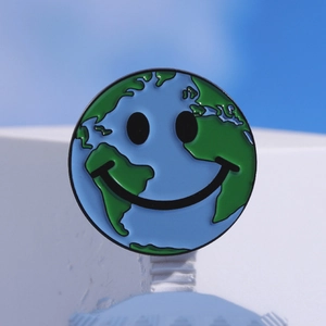 Badge en émail smiley terre écologique avec une finition brillante bleue et verte