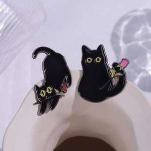 Broches mignonnes en émail chat noir et rose sur un support en céramique blanche