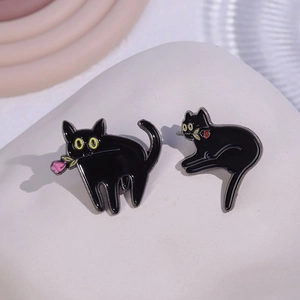 Lot de broches chat noir en émail avec fleurs roses et rouges sur fond pastel