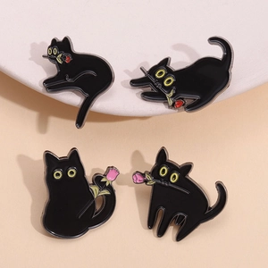 Lot de quatre pin's mignons chat noir avec roses colorées pour décorer vêtements et sacs