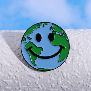 Insigne en émail dessin animé Terre souriante pour le Jour de la Terre avec océans bleus