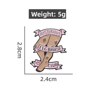 Vista dettagliata della spilla in smalto con dimensioni di 2,8 cm di altezza e 2,4 cm