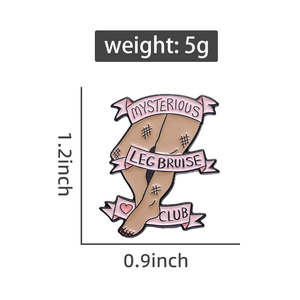 Détail du pin's Mysterious Leg Bruise Club avec dimensions 1,2x0,9 pouces et poids de 5g