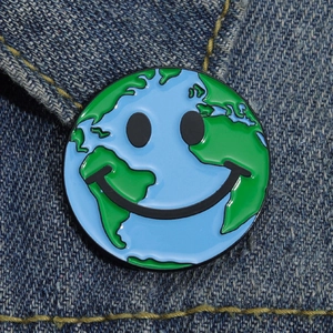 Badge émaillé créatif Jour de la Terre avec smiley sur accessoire en jean bleu