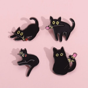 Lot de quatre épingles en émail chat noir mignon avec roses roses dans diverses poses