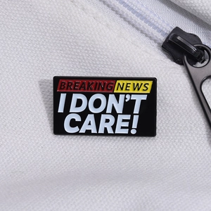 Spilla rettangolare in smalto nero con testo Breaking News I Don't Care su tessuto