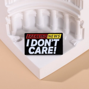 Spilla creativa in smalto con slogan Breaking News su un elegante distintivo nero rettangolare