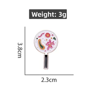 Dettaglio della spilla a lente con microbi, dimensioni di 3,8cm per 2,3cm di larghezza