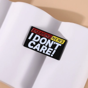 Rechteckige Breaking News I Don't Care Emaille-Anstecknadel mit schwarzem Hintergrund