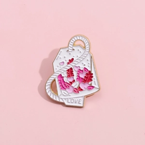 Spilla smaltata giapponese a forma di bustina di tè con cuori rosa e incisione Love