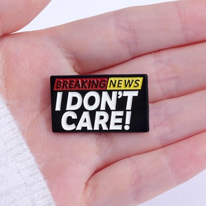 Makroaufnahme der Emaille-Anstecknadel mit der Aufschrift Breaking News I Don't Care