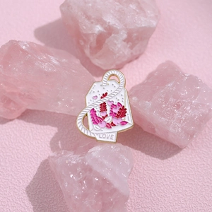 Spilla smaltata a forma di bustina di tè con cuori rosa e tag LOVE su quarzo rosa