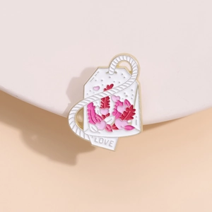 Spilla smaltata a forma di bustina di tè rosa con ciondolo LOVE su supporto