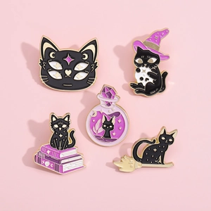 Halloween Magische Schwarze Katze Emaille Pin Lila Zauberhut Zaubertrank Flasche Bücher Besen Gothic Hexerei Legierung Brosche Für Rucksack