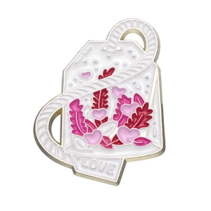 Spilla smaltata a bustina di tè con cuori rosa e ciondolo con scritta LOVE