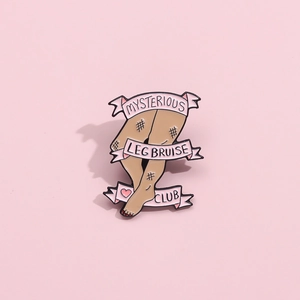 Pin's Créatif Mysterious Leg Bruise Club en Émail Alliage Broche Badge Individuel Amusant Épingle de Revers pour Vêtements Sacs Bijoux