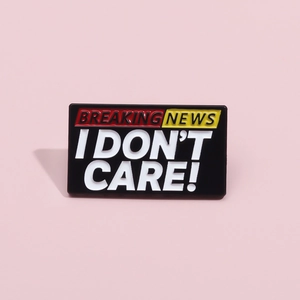 Divertente Spilla in Smalto Breaking News I Don't Care Pin in Lega Rettangolare con Lettere Distintivo per Vestiti Borse