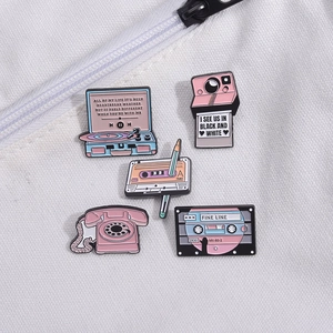 Set di spille in smalto rosa retrò con radio vintage, macchina fotografica e nastro
