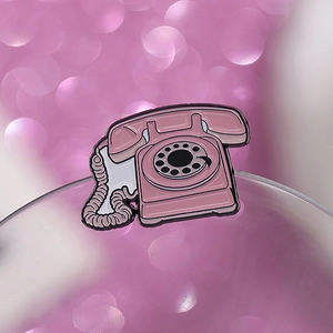 Spilla smaltata rosa a forma di telefono vintage retrò con eleganti dettagli neri