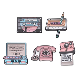 Set di 5 spillette in smalto retrò rosa con macchina fotografica, telefono e cassetta