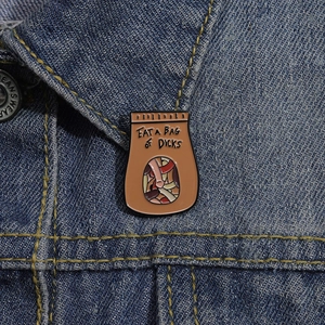 Spilla smaltata divertente a forma di sacchetto di carta su colletto in denim