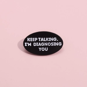 Insigne créatif en émail noir avec message 'Keep Talking. I'm Diagnosing You'