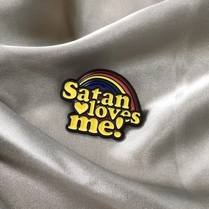 Regenbogen Emaille-Anstecker mit Satan Loves Me Schriftzug auf elegantem Silber-Satin