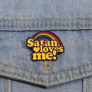 Regenbogen-Emaille-Anstecknadel mit Satan Loves Me Schriftzug auf Jeansstoff