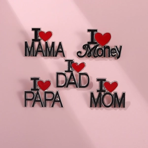 Set di cinque spille in smalto con cuori e scritte Love per Mamma e Papà