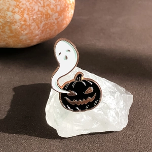 Broche émaillée d'Halloween avec fantôme blanc sortant d'une citrouille noire et dorée