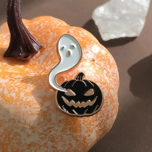 Broche en émail d'Halloween avec un fantôme blanc et une citrouille noire