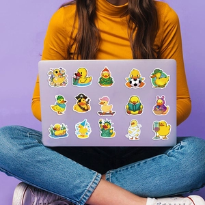 Wasserdichte Cartoon Gelbe Ente Aufkleber auf der Rückseite eines lila Laptops