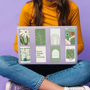 Detail van minimalistische saliegroene esthetische stickers met bloemenkunst op een laptop