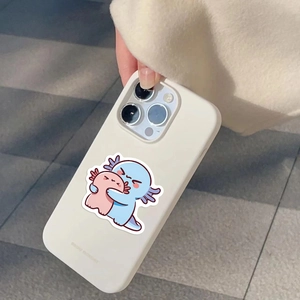 Détail d'une coque iPhone blanc crème ornée de deux axolotls mignons en dessin