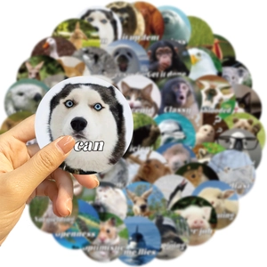Détail d'autocollants d'animaux imperméables avec un husky et du texte inspirant