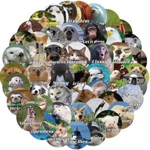 Gros plan d'autocollants animaux imperméables avec textes inspirants pour ordinateurs